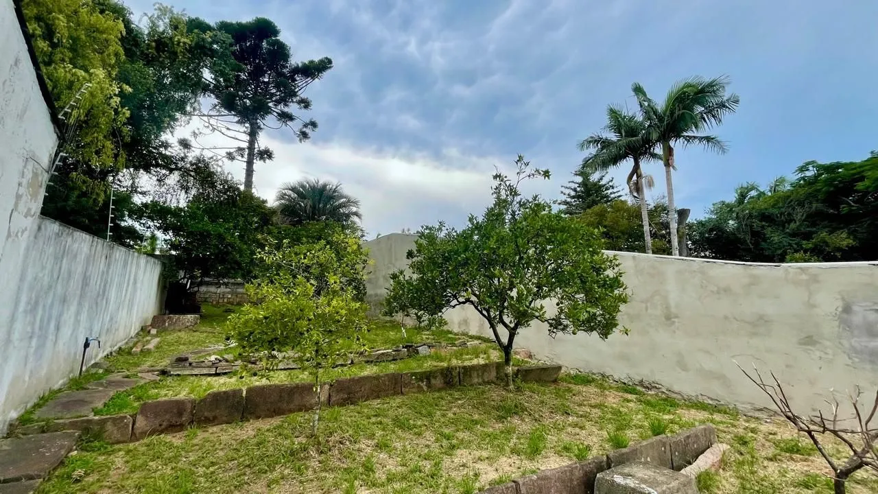 Imagem Terreno em área nobre com casa averbada e árvores frutíferas