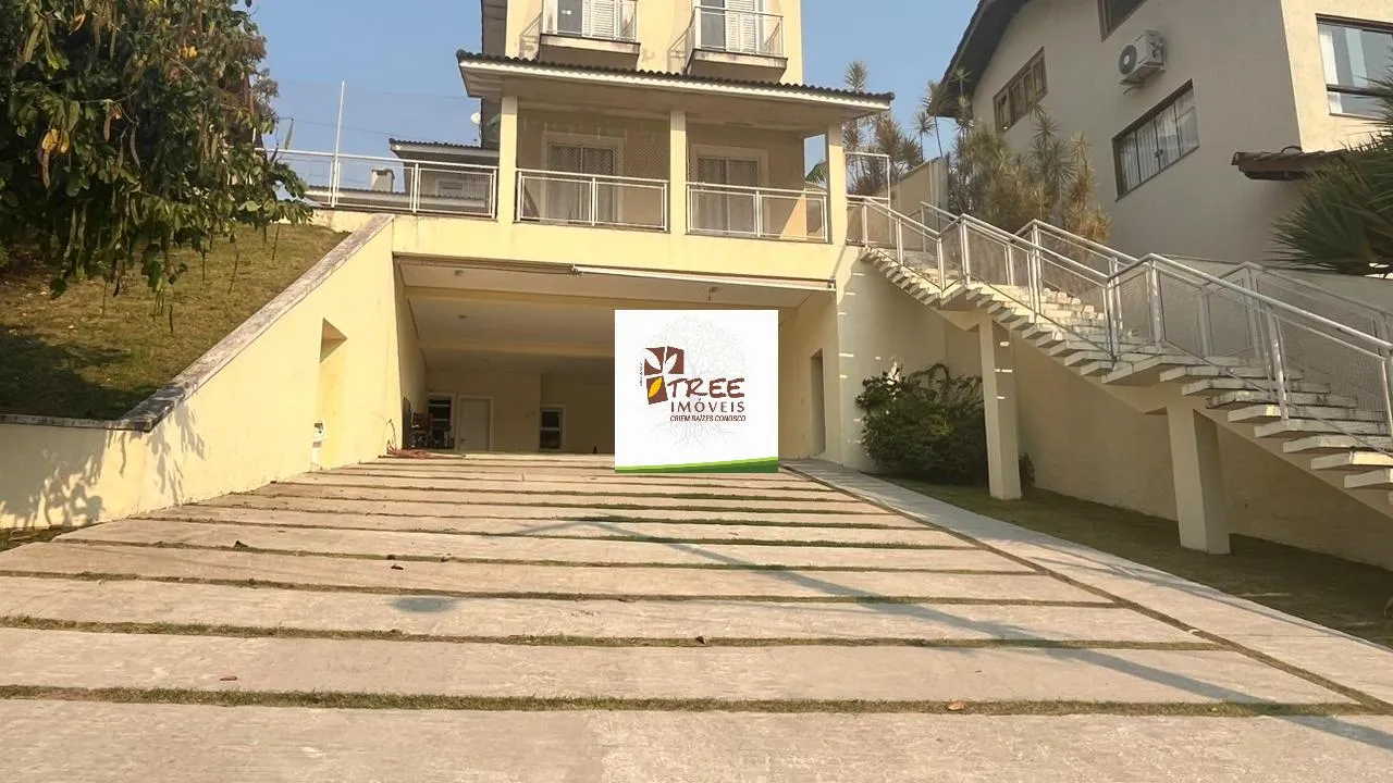 VENDA DE SOBRADO NO CONDOMÍNIO HILLS III, EM ARUJÁ/SP, 521m² com 05 suítes, piscina, sala ampla, quintal de 200m² e 06 vagas. CONSULTE-NOS.