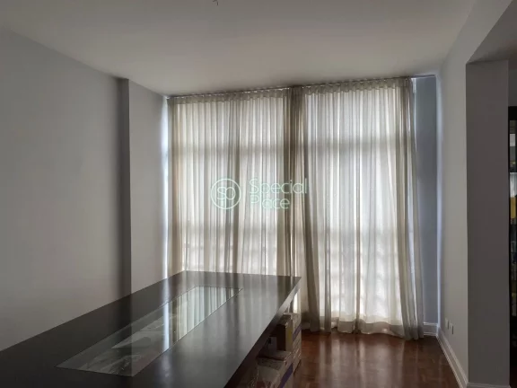 Imagem Excelente apartamento com 228m² no Jardim América. Inteiramente reformado, planta quadrada, pé di...