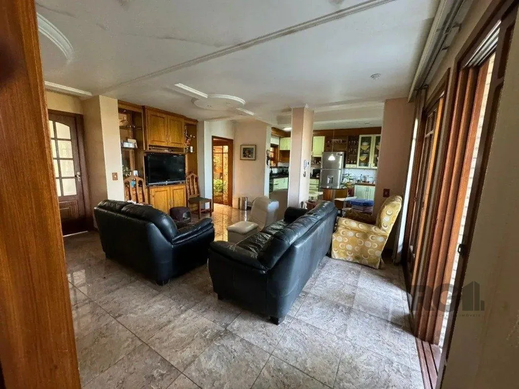 Imagem Casa com 4 dormitórios no bairro nonoai