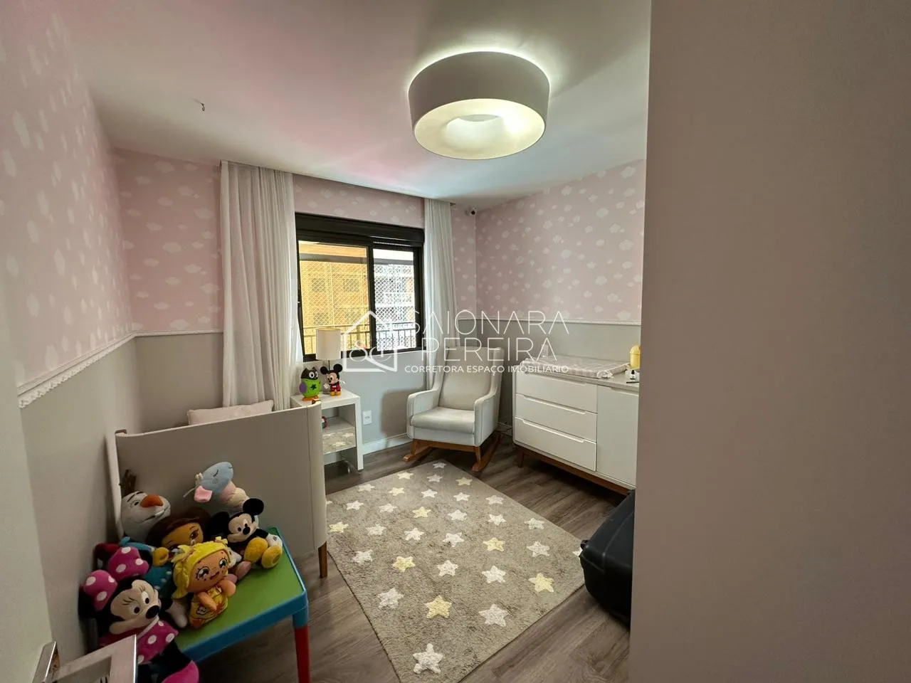 Imagem "Venha conhecer nosso espaçoso apartamento de 140m², 3 quartos e sacada com churrasqueira! Condomíni