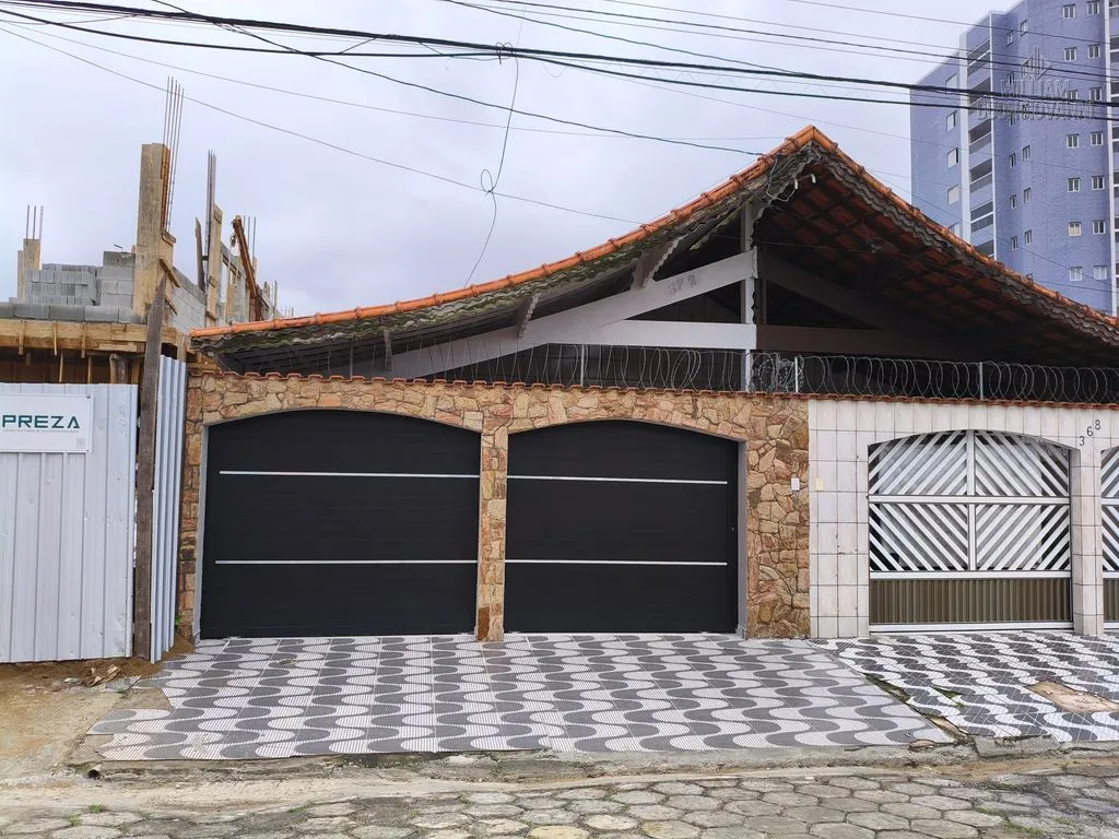 Imagem MARAVILHOSA CASA COM PISCINA 2 QUARTOS, 300 METROS DO MAR - Apenas R$ 780.000,00