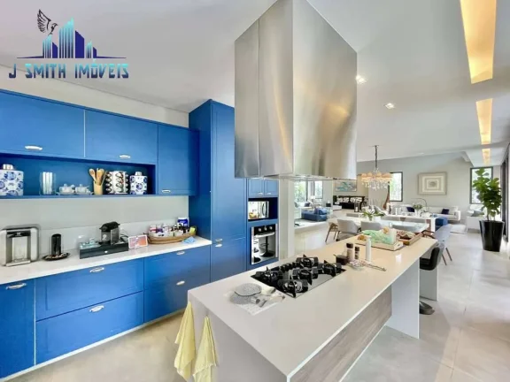 Imagem CASA À VENDA DE PORTEIRA FECHADA! Impecável, 4 suítes, elevador, piscina