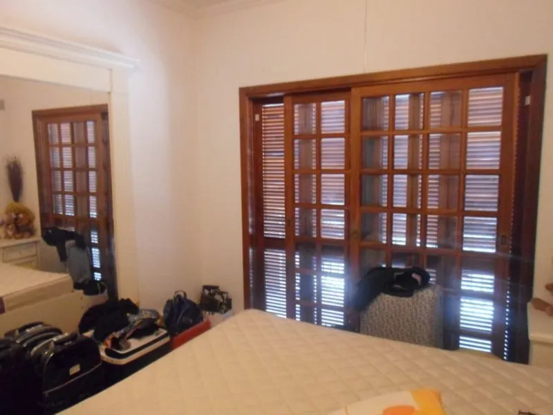 Imagem Casa para Venda - 400m², 6 dormitórios, sendo 2 suites, 5 vagas - Santo Antonio