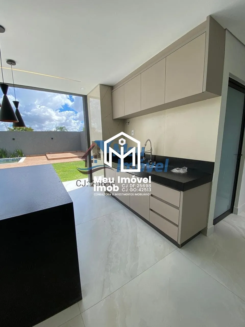 Imagem Casa 3 Quartos 3 Suítes 2 Vagas 255m² Piscina Closet