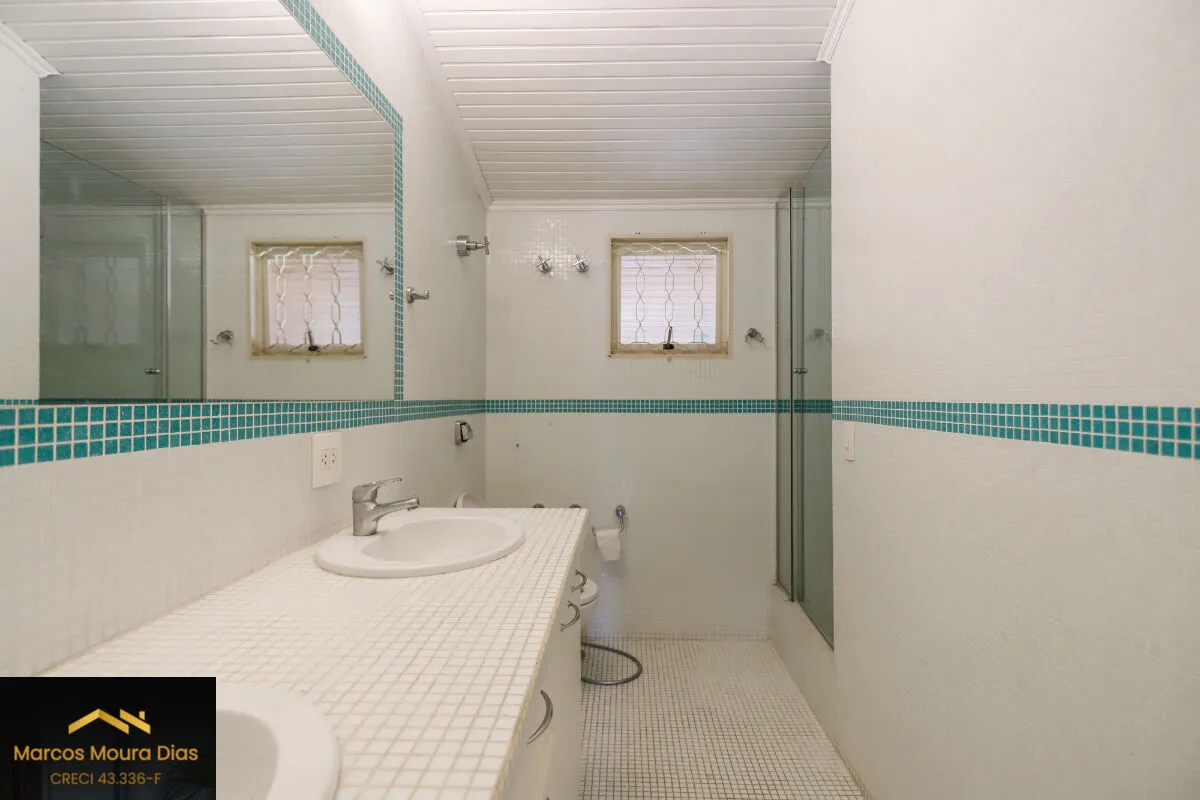 Imagem Casa no Sumaré com 3 Dormitórios ( 1 suíte), 359m² com Piscina, Elevador, Churrasqueira e 6 Vagas de Garagem