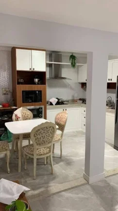 Imagem  CASA 2 QUARTOS C/ 91,35M² - SÃO PEDRO DA ALDEIA/RJ - 360 m² de área terreno, 91,35 m² de área construída LEILÃO ÚNICO 12/01/2026 - VALOR INICIAL DE VENDA: R$ 255.000,00 Composição Interna/Vaga: Dormitórios: 2, Banheiros: 1, Salas: 1, Copas: 1, Var