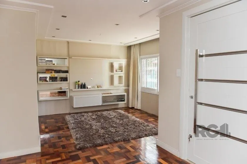 Casa de 197m² - 5 dormitórios, 3 vagas no bairro Rubem Berta
