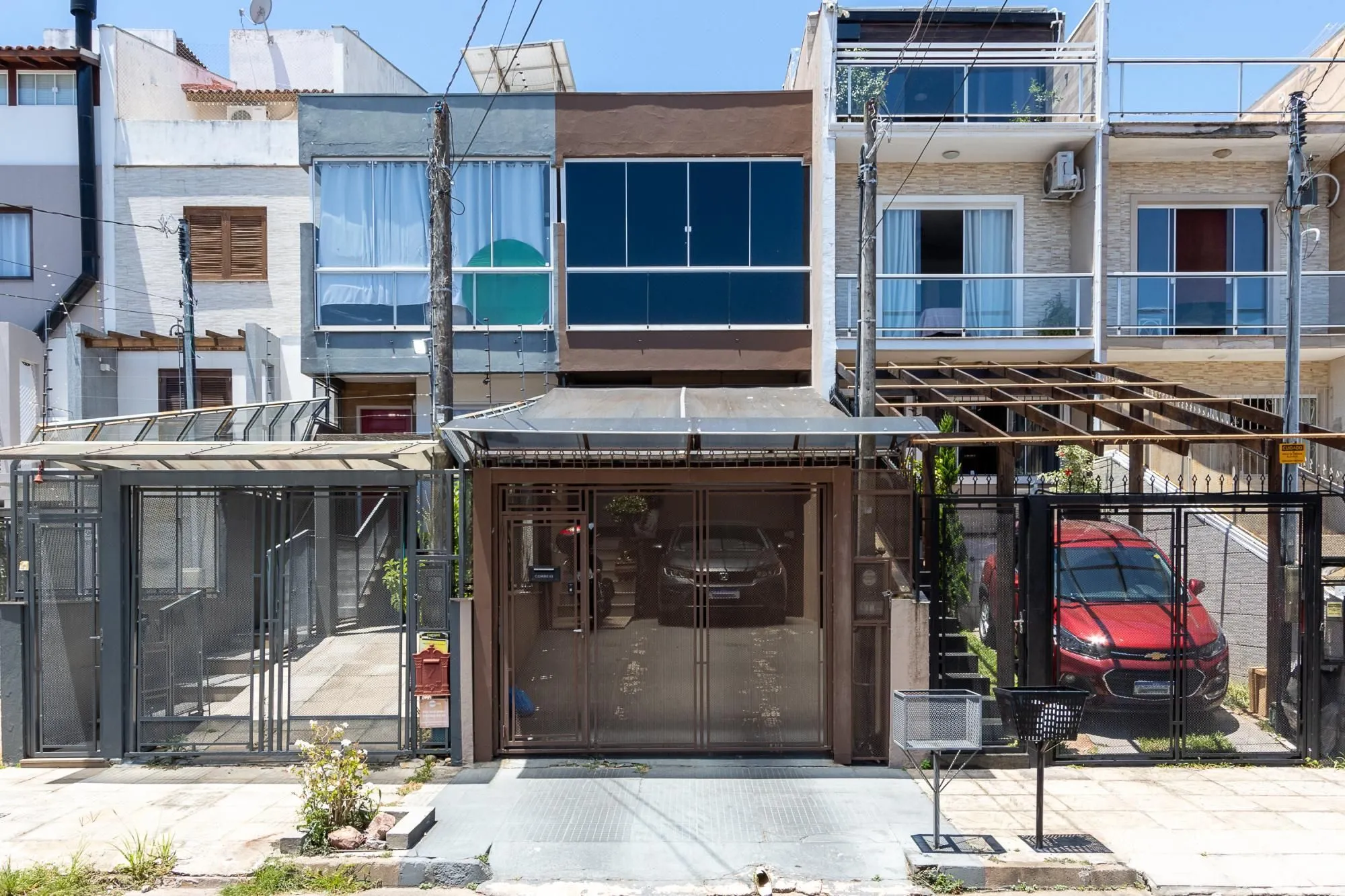 Imagem Sobrado com 2 suites e 2 vagas de garagem - Bairro Guarujá