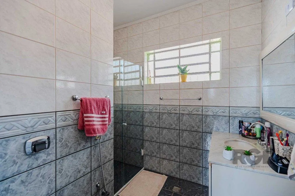 Imagem Casa com 234m², 3 dormitórios, 3 vagas no bairro Partenon