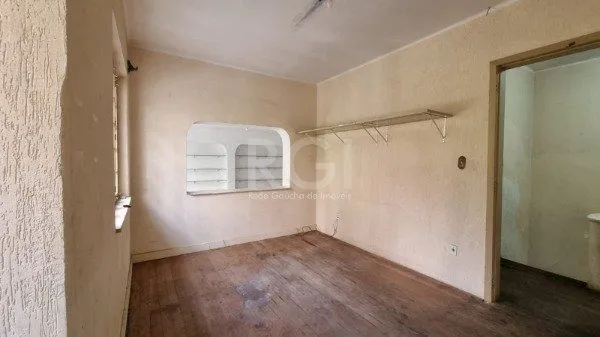 Imagem Casa para Venda - 200m², 2 dormitórios, 1 vaga - Moinhos de Vento