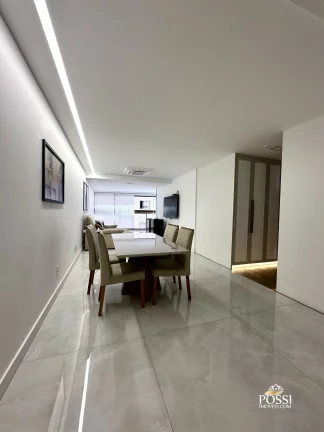 Imagem Apartamento com 4 dormitórios (2 suítes) 2 vagas de garagem na quadra do mar. Lazer na cobertura!