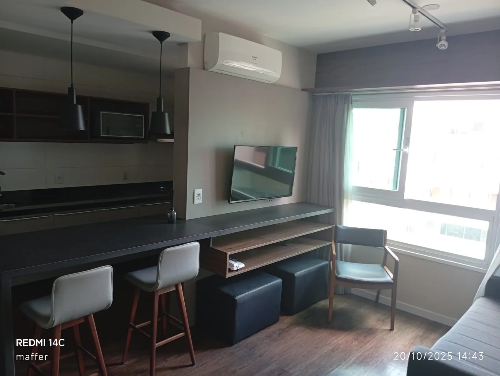 Imagem MÁFFER IMÓVEIS aluga Apartamento finamente mobiliado, com 1 dormitório e 1 vaga de garagem, localizado em uma das áreas mais nobres e desejadas de Porto Alegre.