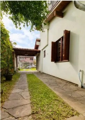 Imagem Casa 4 domitorios sendo uma suite com 6 vagas em 195m2 no bairro Guaruja.