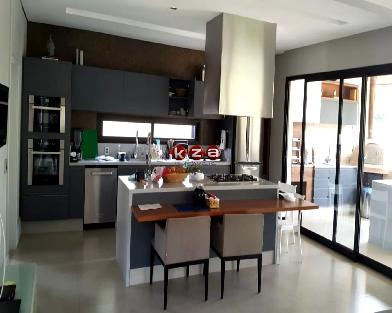 Imagem Luxuosa casa de alto padrão no Condomínio Portal do Lago em Valinhos-SP: 3 suítes, 3 salas, 5 banheiros, 4 vagas de garagem, 454m².