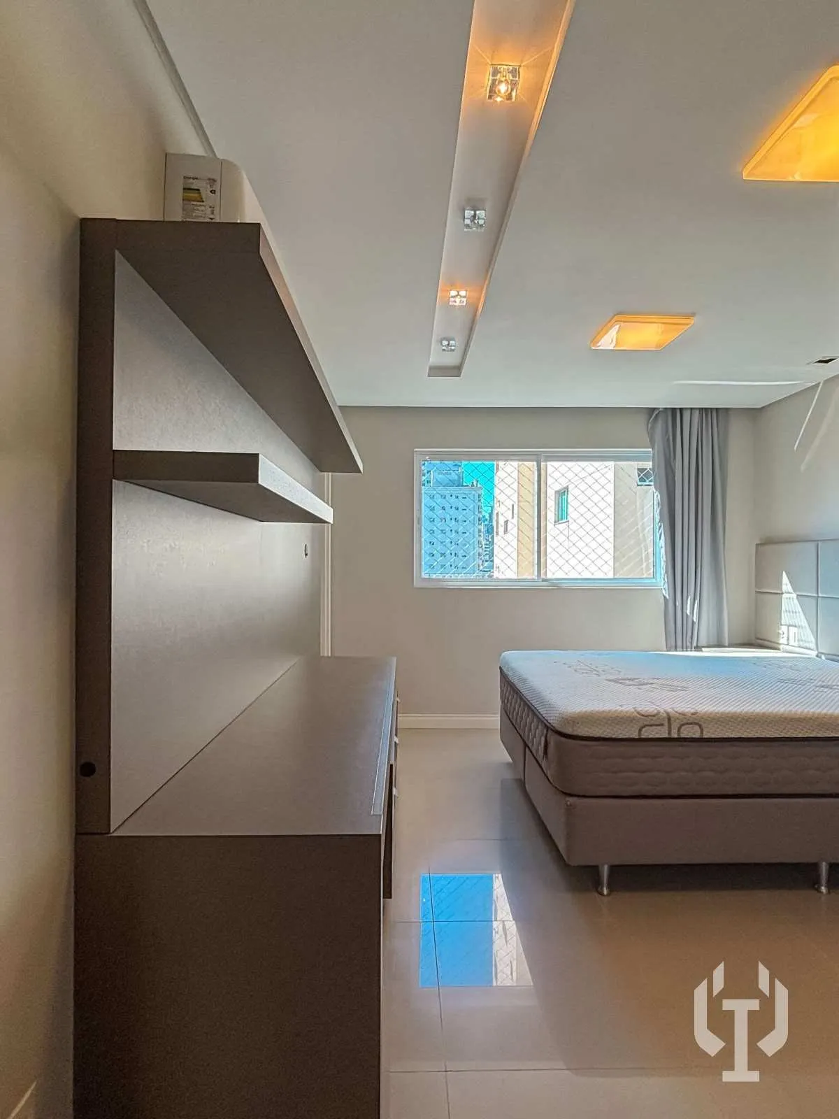 Imagem Apartamento de 2 suítes e 2 vagas de garagem em Meia Praia