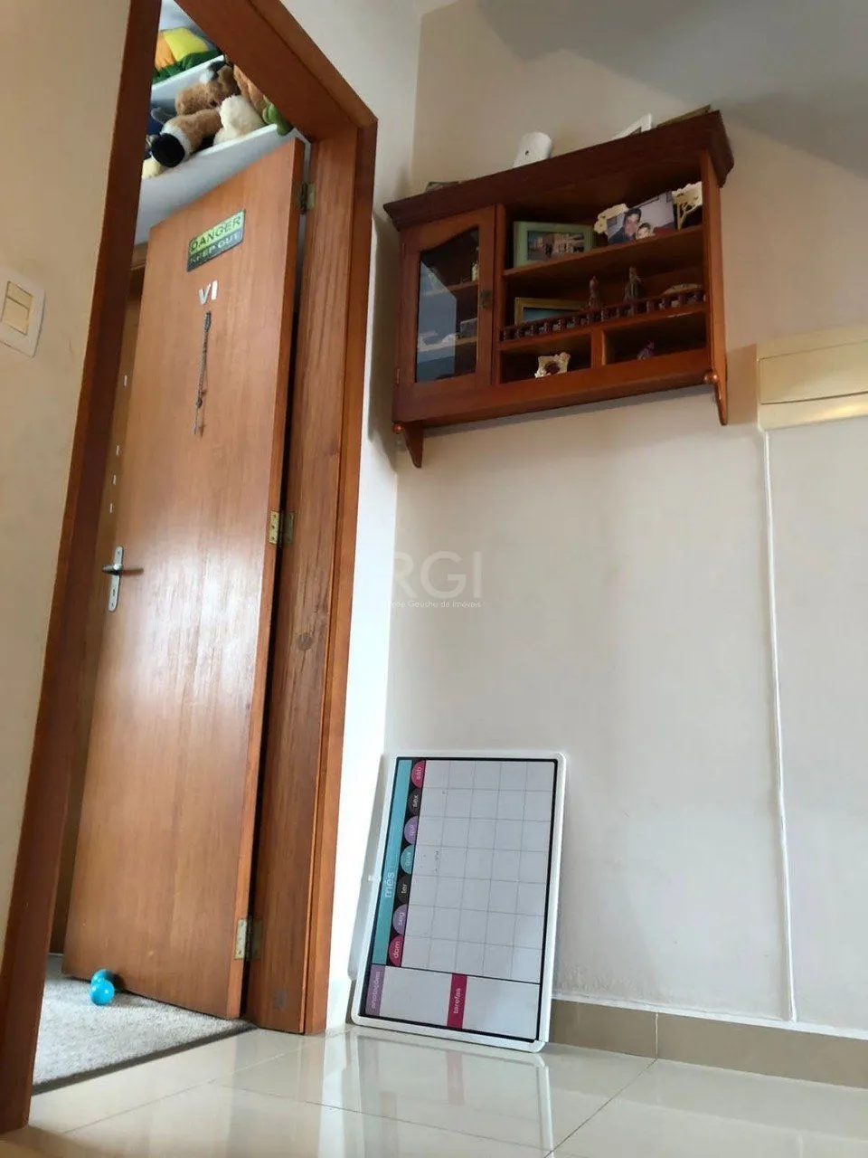 Imagem Casa com 3 dormitórios 2 suítes, área gourmet, vaga de estacionamento, Guarujá, Porto Alegre RS