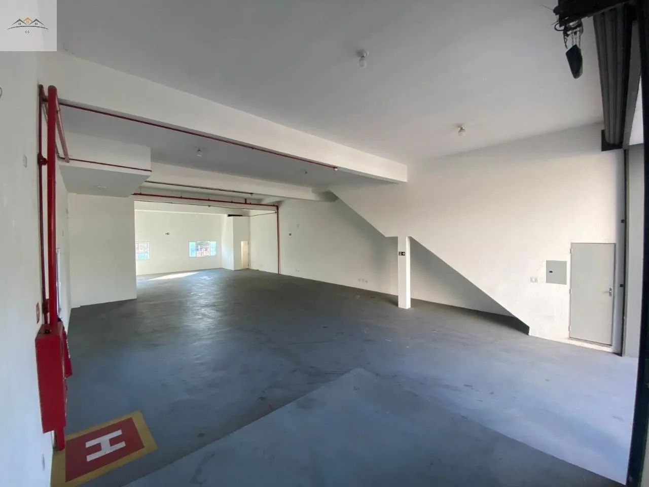 Imagem Salão comercial para locação em Osasco na Av. Santo Antônio 220m² pé direito 5,80m