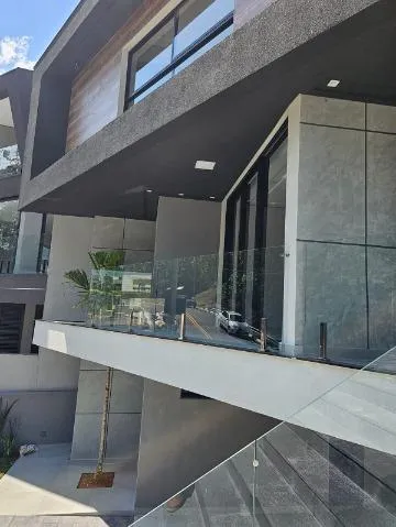 Imagem VENDA DE CASA NO CONDOMÍNIO REAL PARK, EM ARUJÁ/SP, 373m² com 4 suítes amplas, espaço gourmet, piscina e garagem coberta. CONSULTE-NOS.