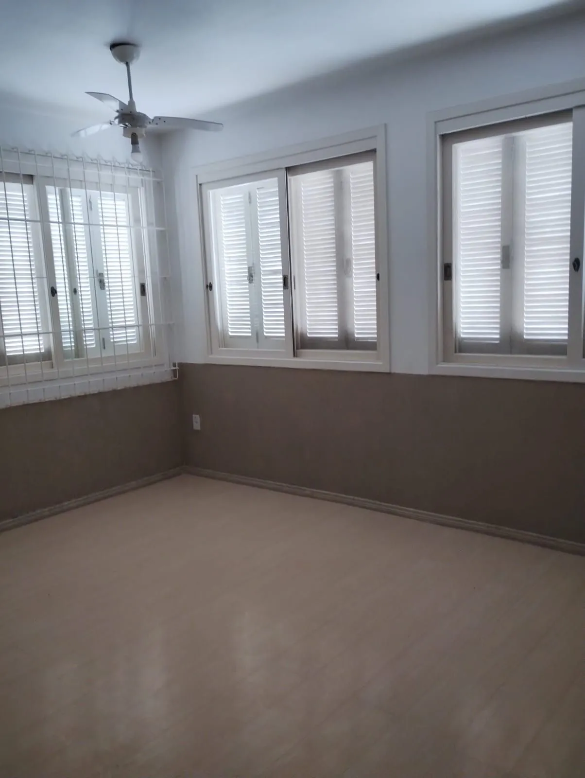 Imagem Excelente Casa com 03 suítes + Apto nos fundos com 01 Dor. Garagem 3 carros