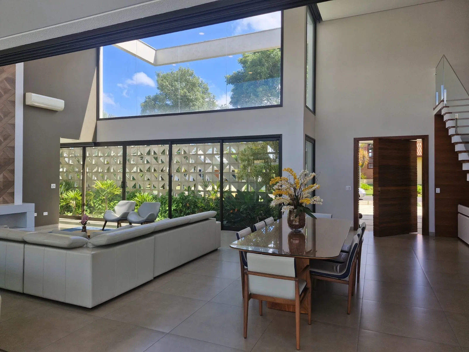 Imagem Casa de alto padrão para locação no Lago Azul Golf Club, Araçoiaba da Serra, com 4 suítes, piscina aquecida e 465 m²