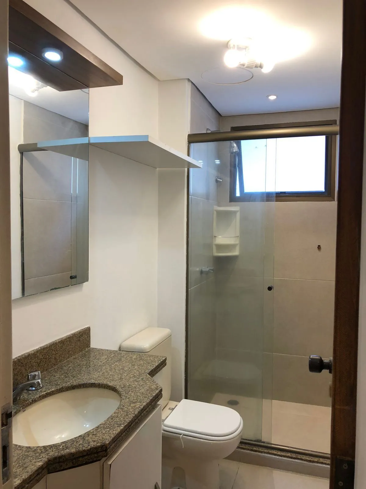 Imagem Vende ou aluga no bairro Menino Deus, com garagem, apartamento de 03 dormitórios, suíte, living 02 ambientes, com sacada e churrasqueira