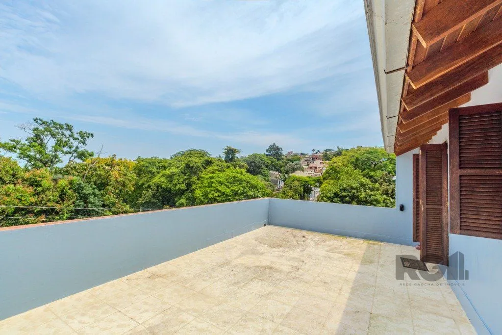 Imagem Casa 253m², 3 suítes, pátio, churrasqueira e vaga de garagem para 4 carros no bairro Nonoai