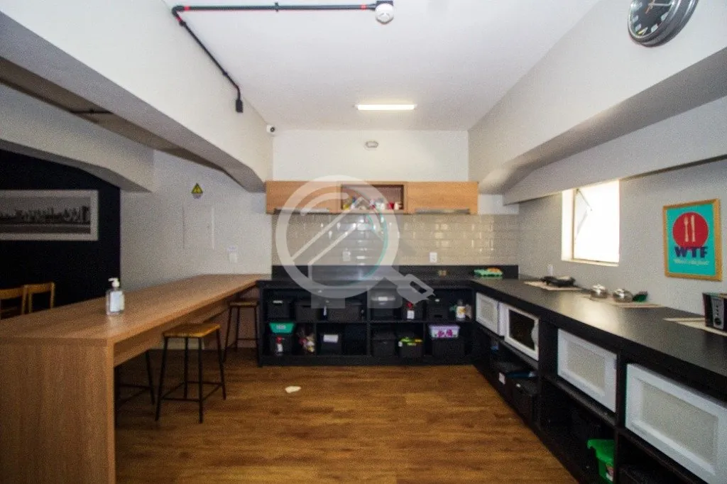 Imagem Studio mobiliado, com dormitório e espaço de convivência conjugados e banheiro social. Localiza-s...