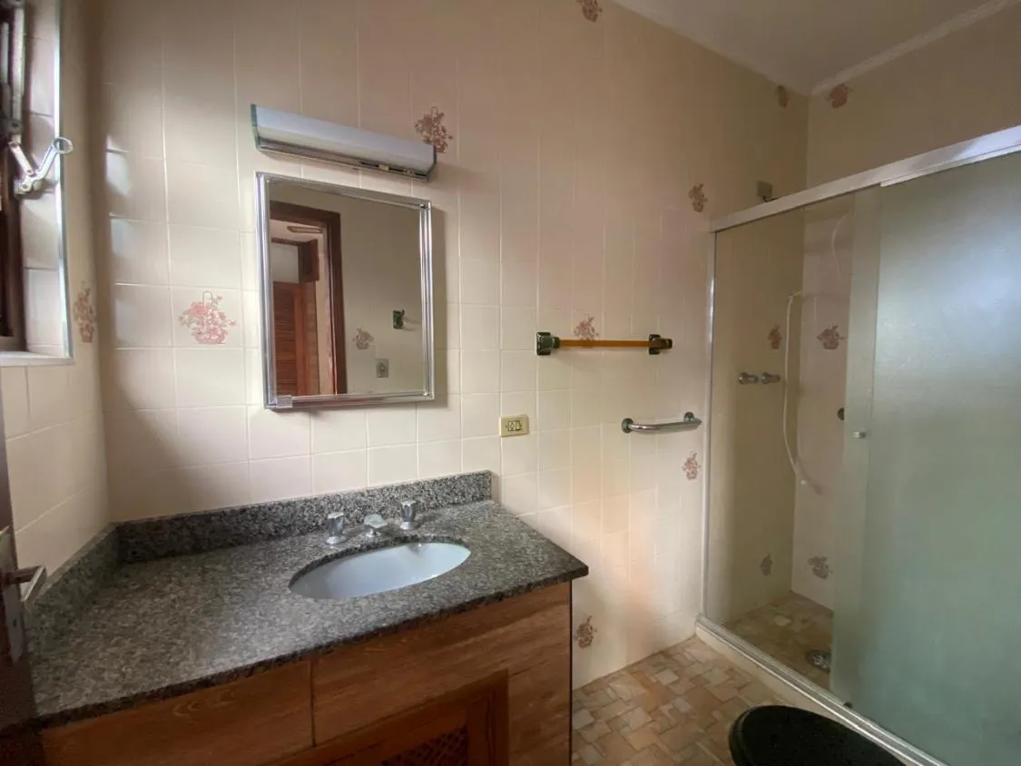 Imagem CASA COM EDÍCULA, 3 DORMITÓRIOS SENDO 1 SUÍTE PARA LOCAÇÃO NO CENTRO DE ITANHAÉM