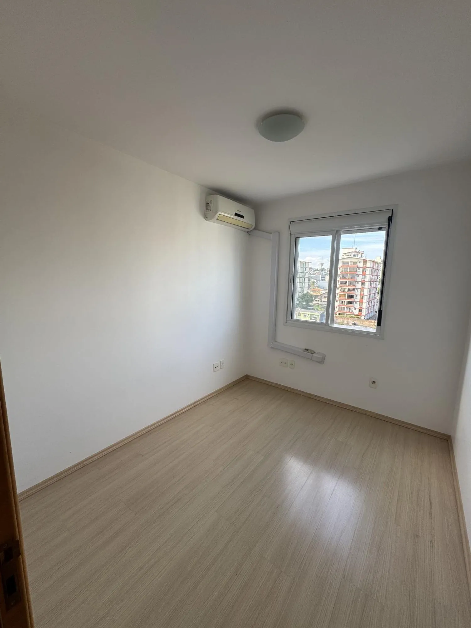 Imagem Apartamento em andar alto, posição solar norte/nascente, com excelente iluminação e ventilação natural.