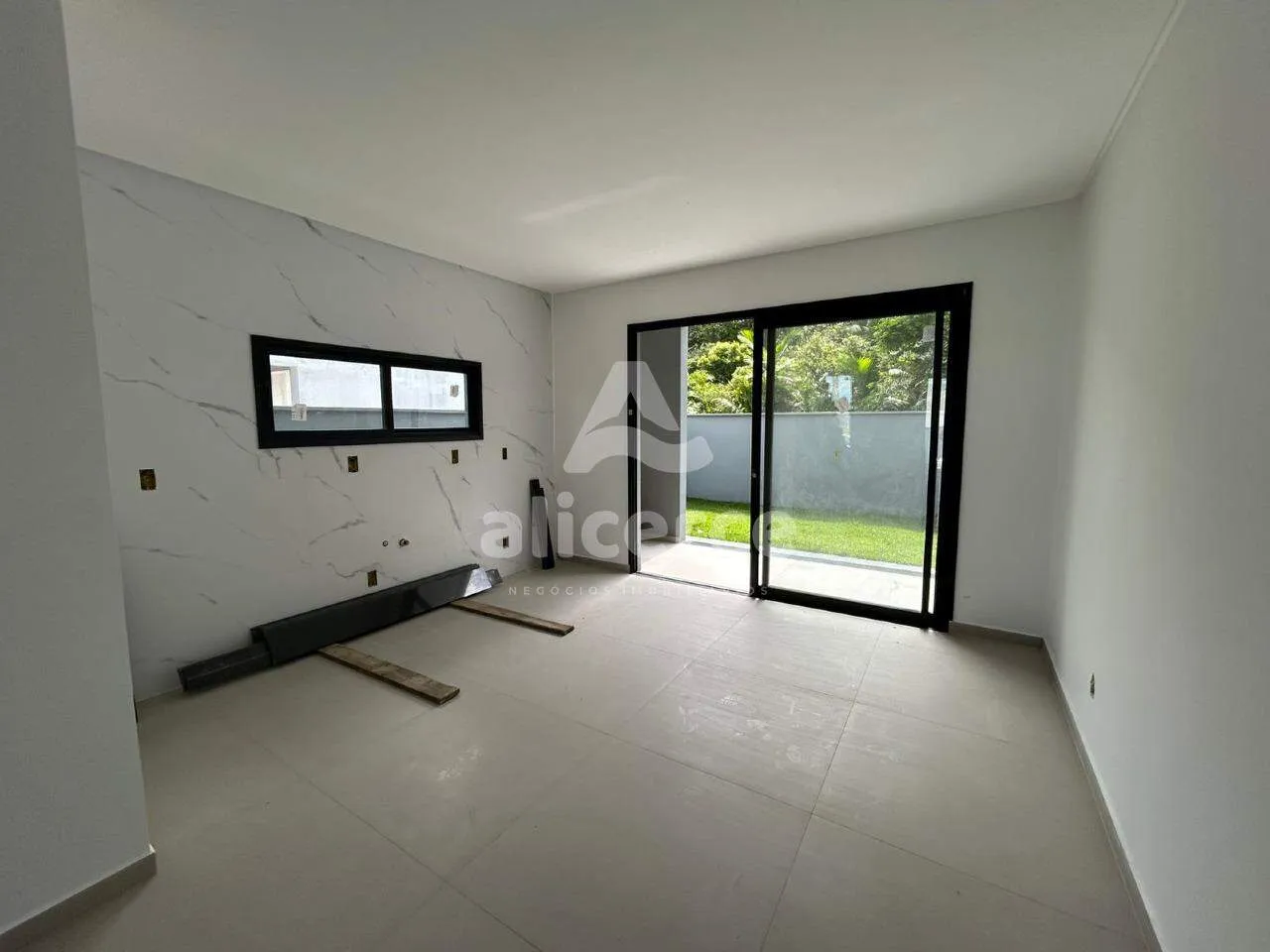 Imagem Sobrado à venda com 2 quartos 2 suítes, 87m² em Forquilhas São José