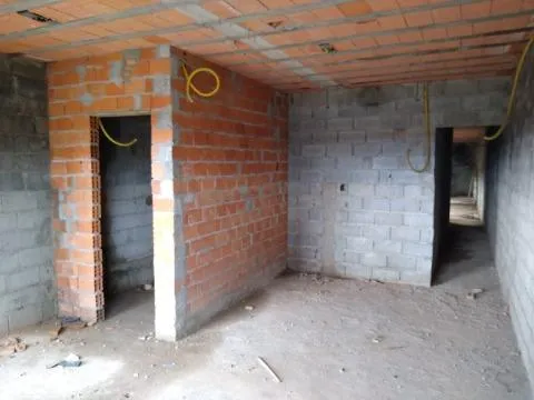Imagem VENDA DE CASA EM CONSTRUÇÃO NO JARDIM RIO NEGRO, EM ITAQUAQUECETUBA/SP, 160m² com 3 quartos, suíte, sala de estar e garagem para 4 autos. CONSULTE-NOS