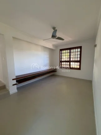 Imagem Ampla e confortável, esta excelente residência conta com 298m² de área construída, oferecendo e...