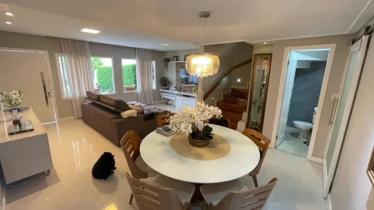 Imagem Excelente casa em condomínio fechado com três suítes e espaço gourmet a venda na Praia do Flamengo