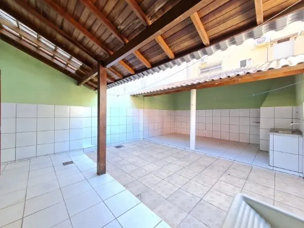 Imagem Casa de 3 dormitórios, apenas uma quadra da Av. Edgar Pires de Castro