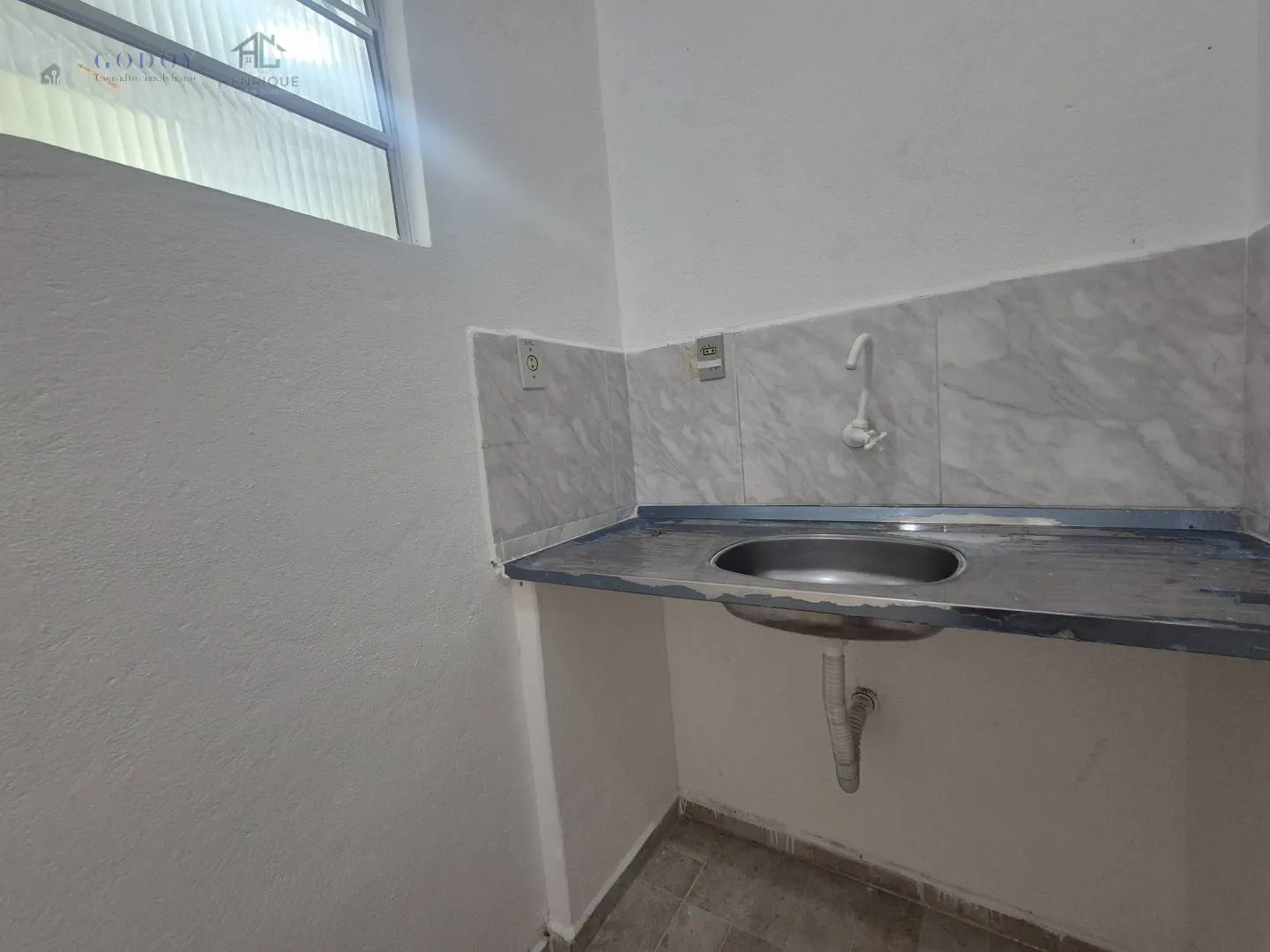 Imagem Ponto Comercial com Salão Amplo e 3 Portas de Esquina com 96,59 m²