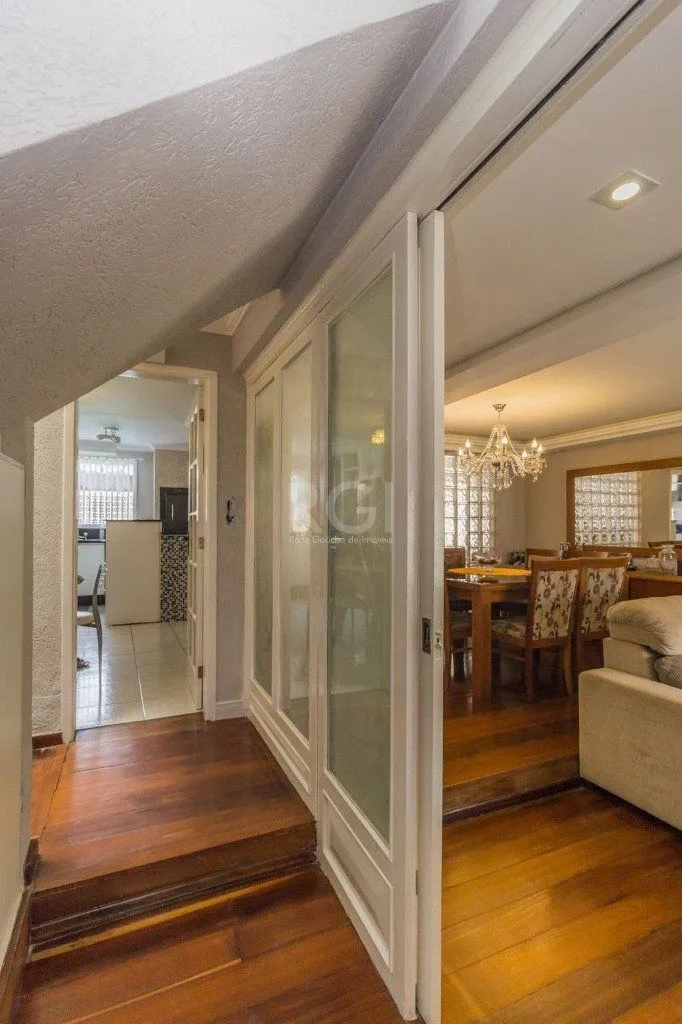 Imagem Casa à venda - 230m², 4 quartos, sendo 2 suítes, churrasqueira, piscina e 03 vagas de garagem