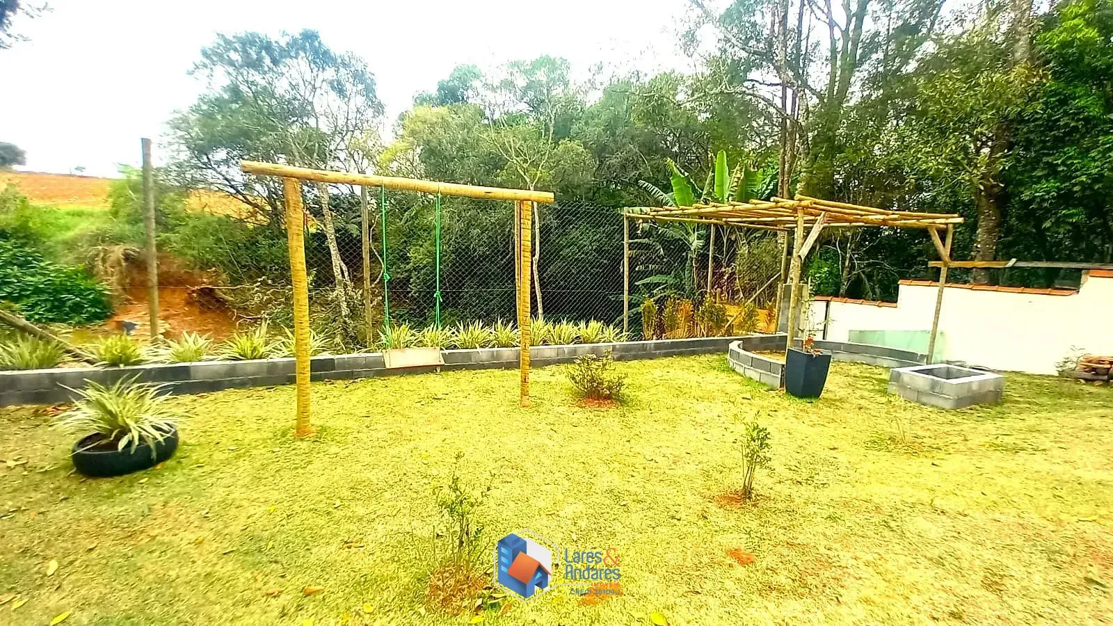 Imagem CASA DE CAMPO EM COND COM 720 m² 3 DORM 2 SALAS SENDO DUAS CASAS, PISCINA E CHURRASQUEIRA COM 5 VAGAS - COND. PORTAL DE IBIÚNA - SP