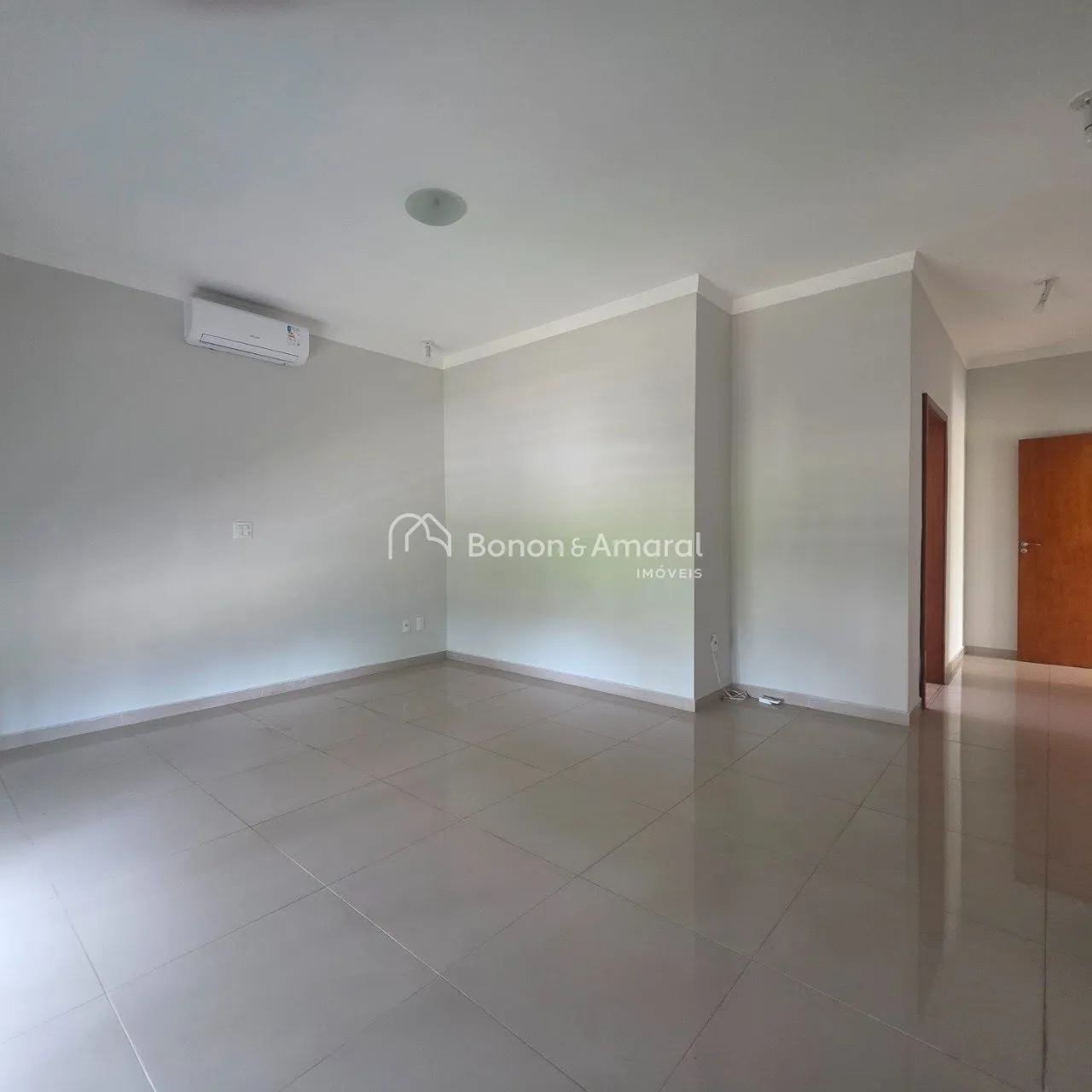 Imagem Sobrado com 316m², 4 suítes, 3 com closet, com piscina em Barão Geraldo