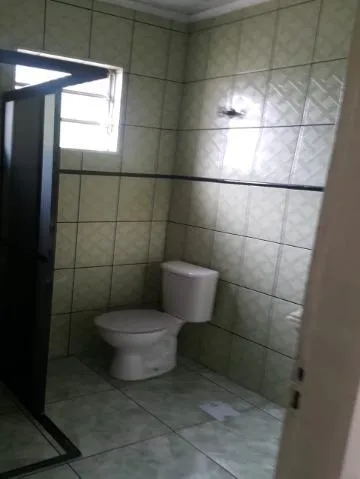 Imagem LOCAÇÃO DE CASA NO JARDIM PLANALTO, EM ARUJÁ/SP, 160m² com 03 dormitórios, suíte, sala, varanda, cozinha e garagem coberta para 01 auto. CONSULTE-NOS.