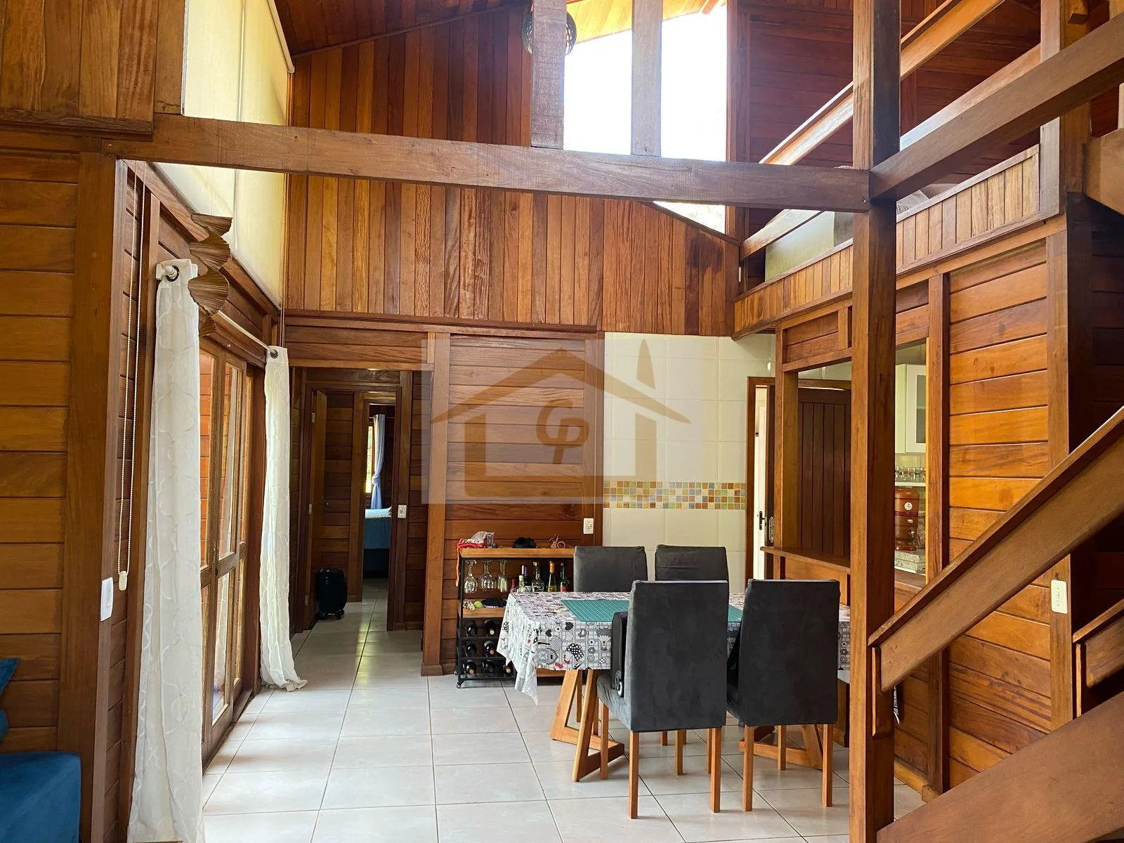 Imagem Casa mista com belo jardim 3 quartos sendo um suíte, 5 vagas. Rústico que encanta!