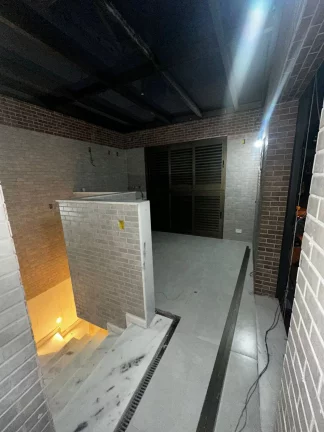 Imagem Apresentamos uma casa extraordinária, com 5 pavimentos e elevador, 3 suítes e uma master , toda climatizada, projetada com refinados toques de arquitetura e design de interiores assinados por Verônica Theodorico. Esta residência nova oferece um estilo de 