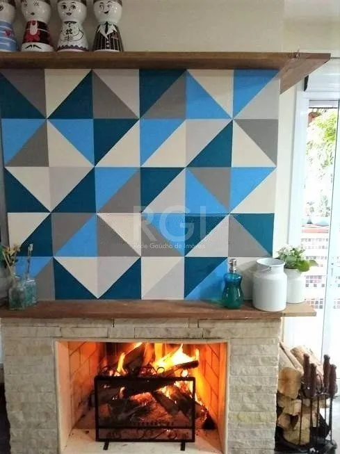 Imagem Casa com 233m², 2 dormitórios sendo 1 suíte, living com lareira, espaço gourmet com churrasqueira, pátio e 2 vagas de garagem no bairro Sarandi