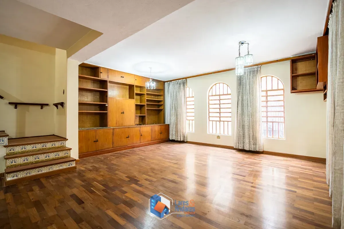 Imagem Sobrado para venda em Vila Santo Antônio com 6 quartos, sendo 1 suíte, 236m²