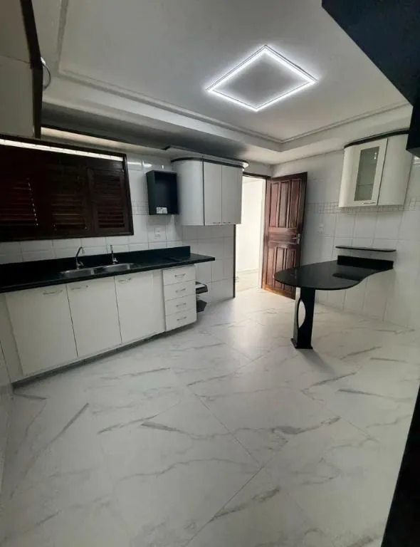 Imagem Casa com 270m² nos Bancários, 3 quartos, piscina e 2 vagas. Localização estratégica no Jardim Cidade Universitária.