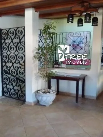 Imagem LOCAÇÃO DE CASA RESIDENCIAL/COMERCIAL NO CENTRO DE ARUJÁ/SP, com 2 quartos, sala c/ 2 ambientes, varanda na frente e nos fundos e 1 vaga. CONSULTE-NOS