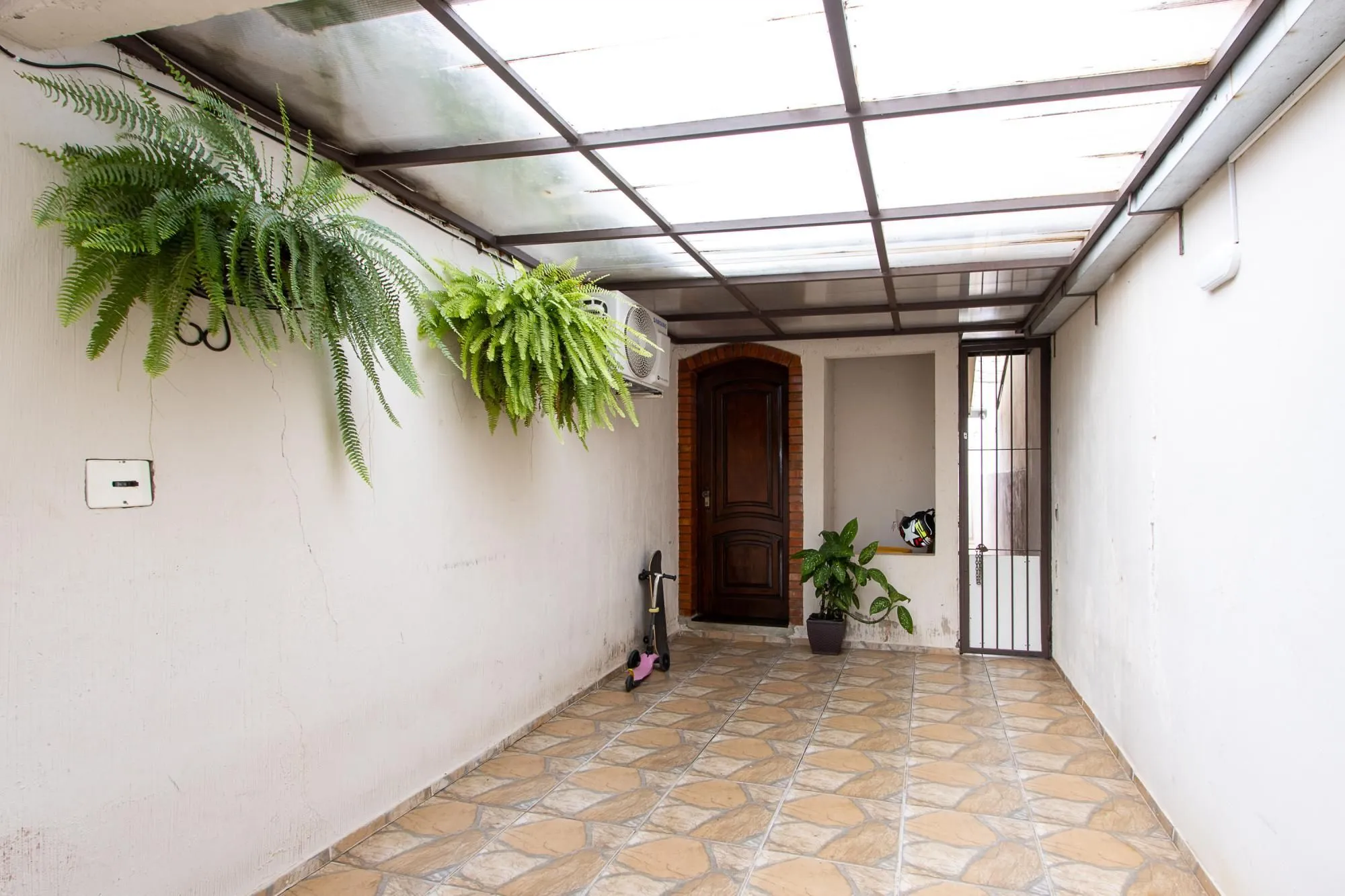 Imagem Casa de 4 dormitórios, 2 suítes, piscina, pátio e 2 vagas de garagem.