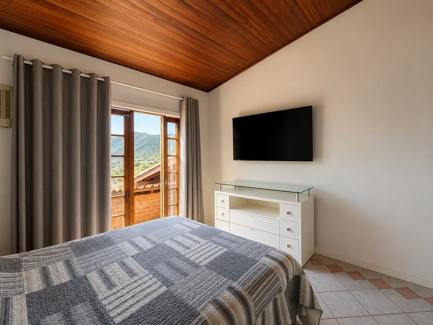 Imagem Sobrado com 4 Quartos à Venda, Locação ou Temporada, 266 m² em João Paulo - Florianópolis