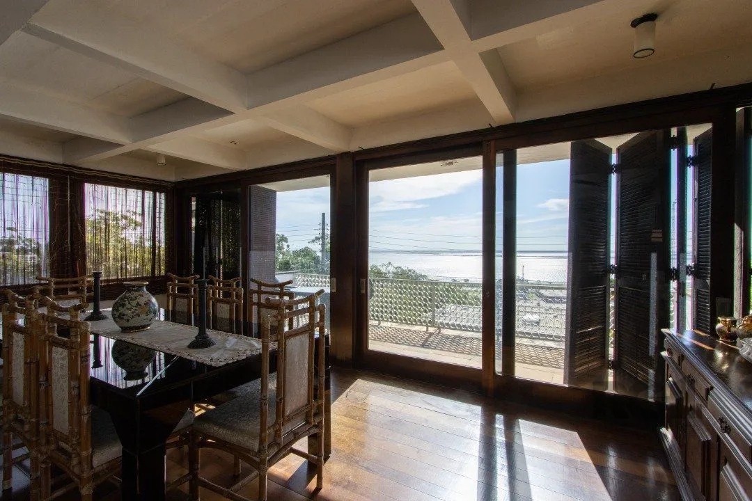 Imagem Casa com 724 m² privativos, 4 dormitórios sendo 4 suítes, 6 vagas sendo 3 cobertas