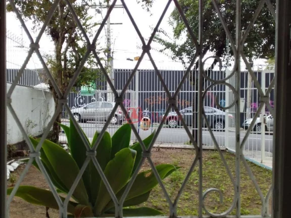 Imagem Na Cidade Baixa, térreo, 3 dormitórios, pátios e 3 vagas.